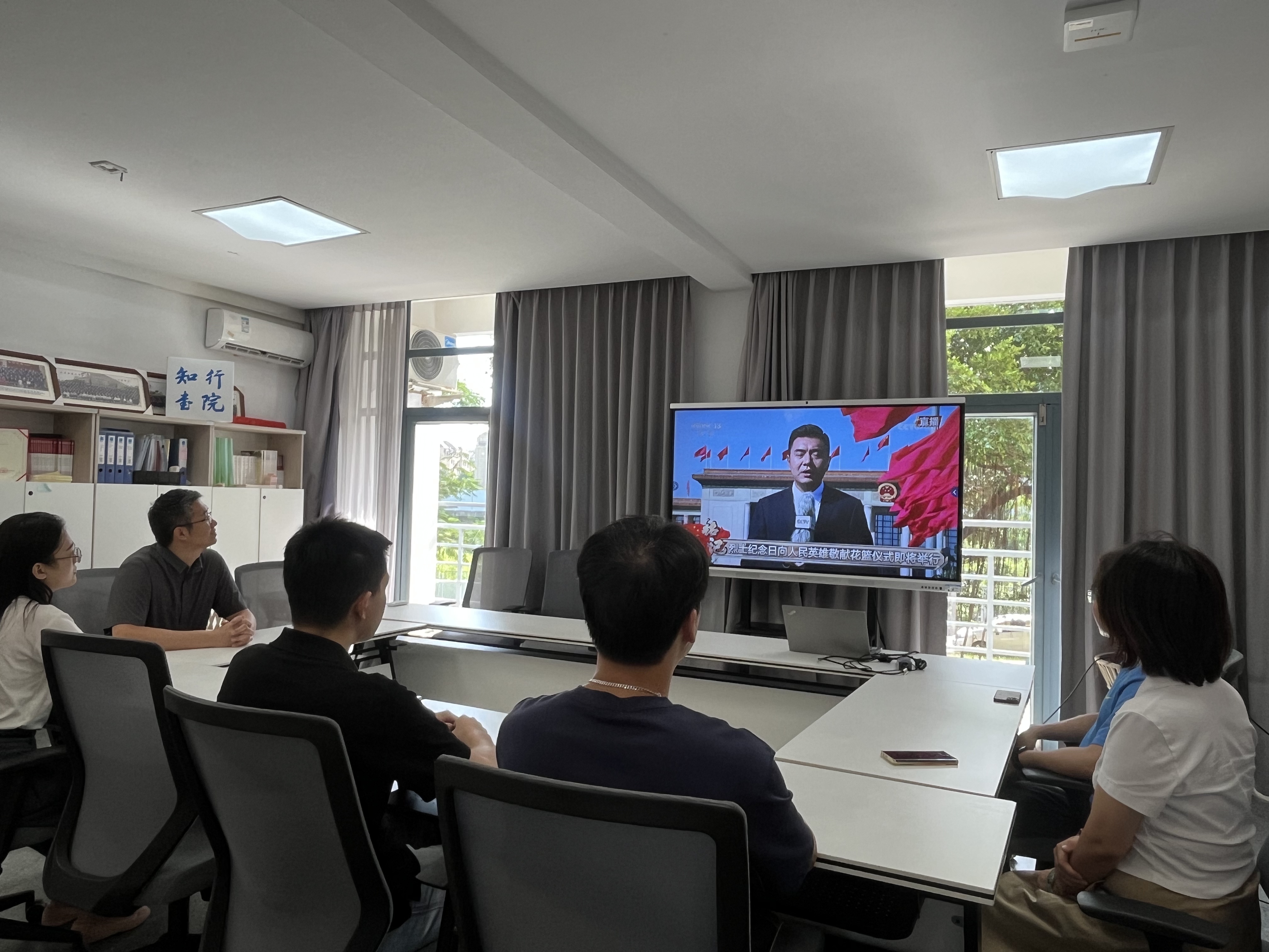 20250930师生集体观看烈士纪念日敬献花篮 (3).jpg