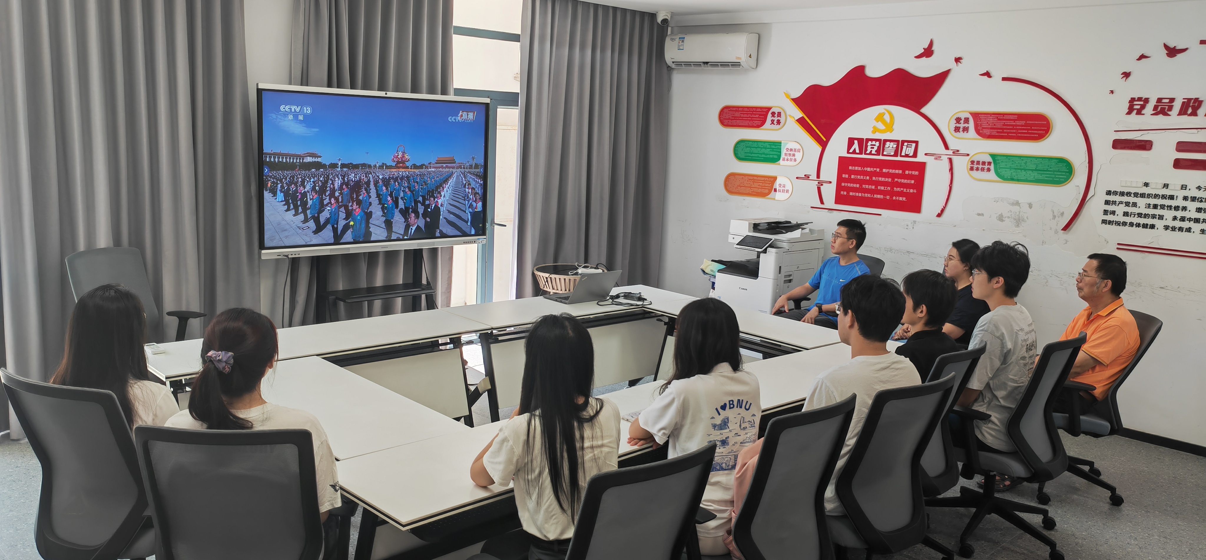 20250930师生集体观看烈士纪念日敬献花篮 (2).jpg